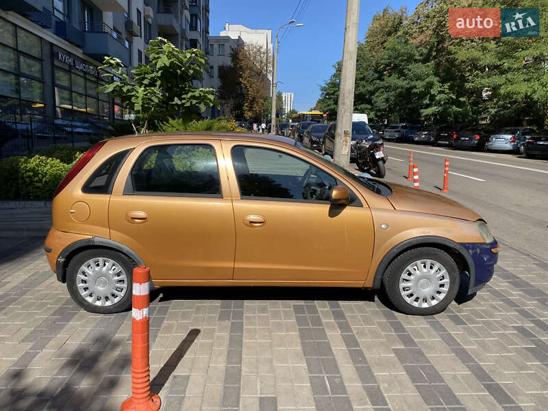 Хэтчбек Opel Corsa 2004 в Киеве