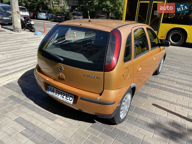 Хэтчбек Opel Corsa 2004 в Киеве