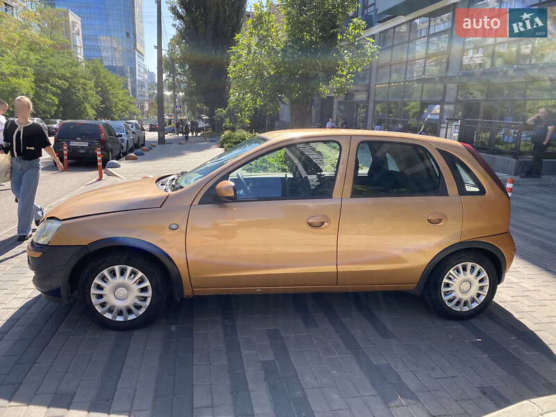 Хэтчбек Opel Corsa 2004 в Киеве