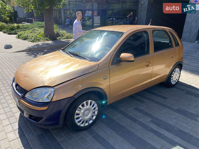 Хэтчбек Opel Corsa 2004 в Киеве