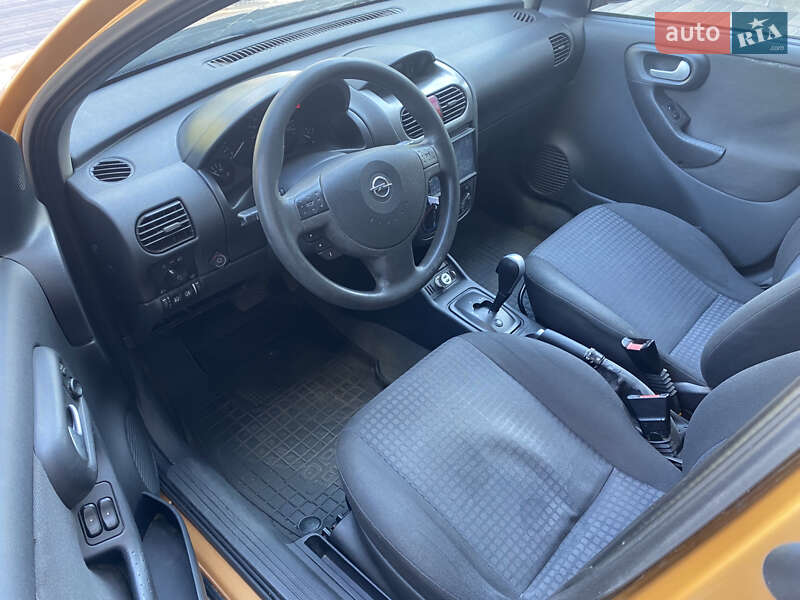 Хэтчбек Opel Corsa 2004 в Киеве