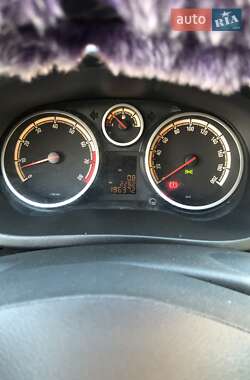 Хэтчбек Opel Corsa 2010 в 