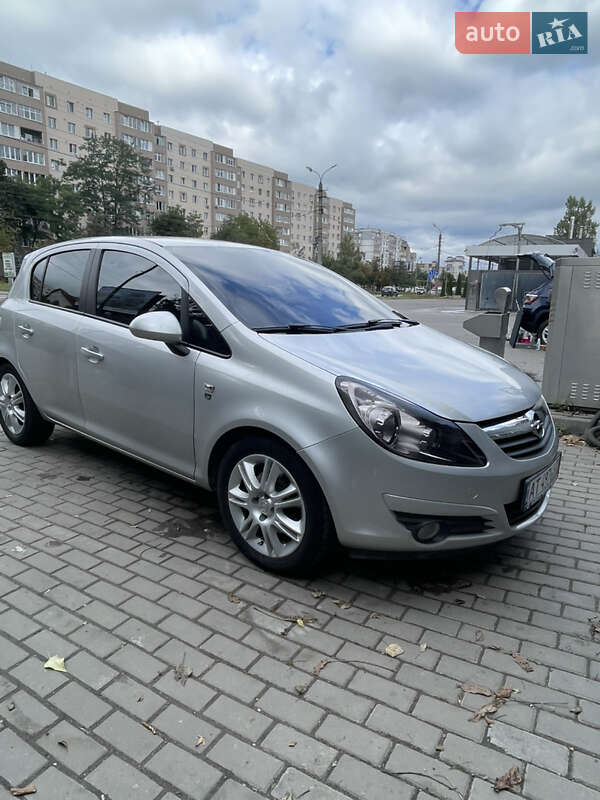 Хэтчбек Opel Corsa 2010 в Ивано-Франковске