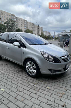 Хэтчбек Opel Corsa 2010 в 