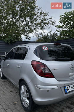 Хэтчбек Opel Corsa 2010 в 