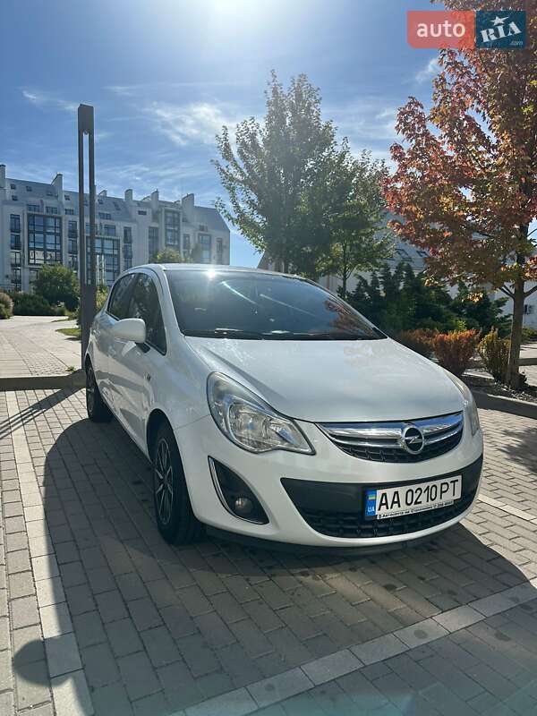 Хэтчбек Opel Corsa 2013 в 
