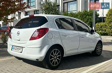 Хэтчбек Opel Corsa 2013 в 