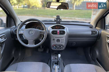 Хэтчбек Opel Corsa 2004 в 