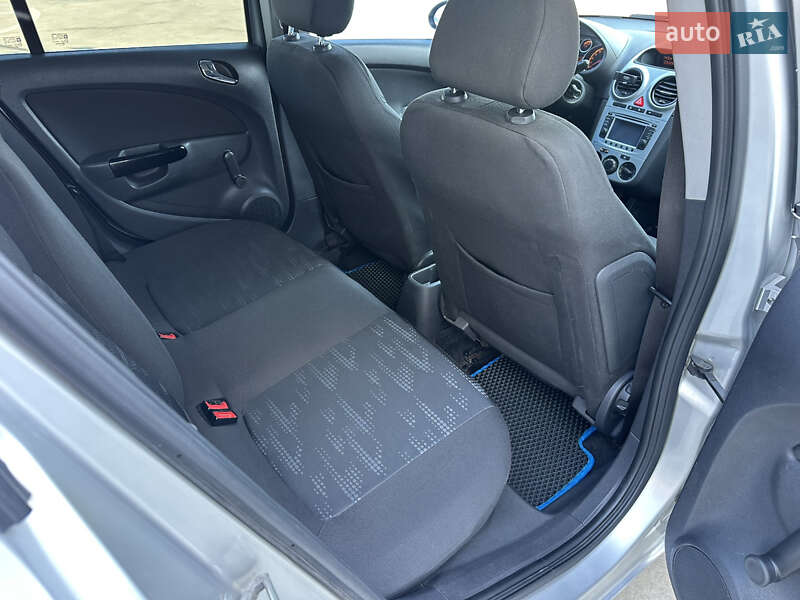 Хэтчбек Opel Corsa 2011 в Киеве