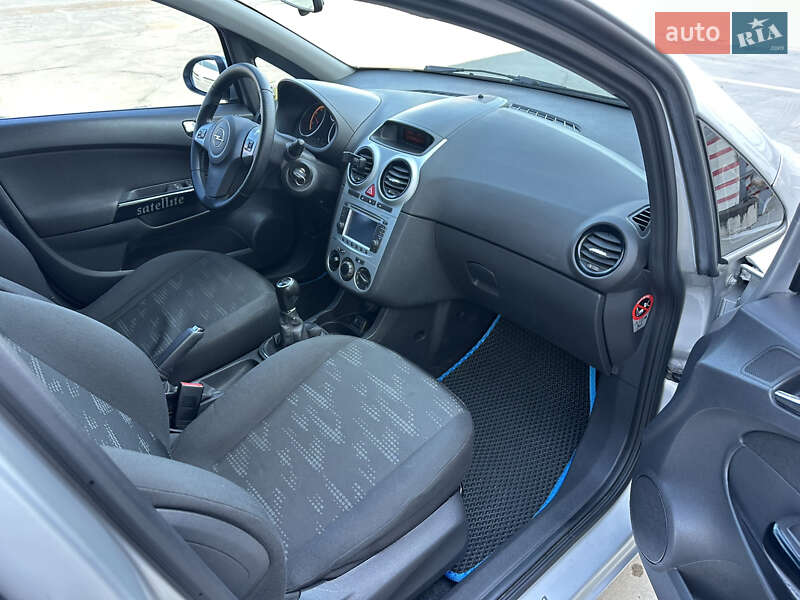 Хэтчбек Opel Corsa 2011 в Киеве