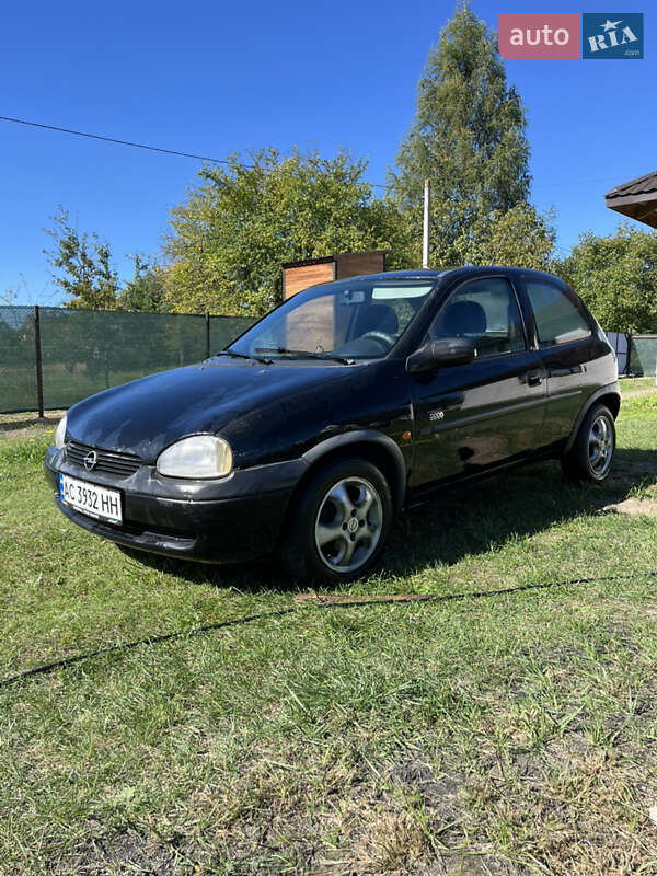 Хетчбек Opel Corsa 2000 в 