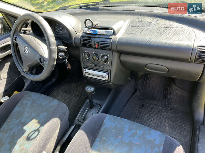 Хэтчбек Opel Corsa 2000 в Луцке