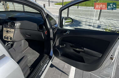 Хэтчбек Opel Corsa 2009 в 