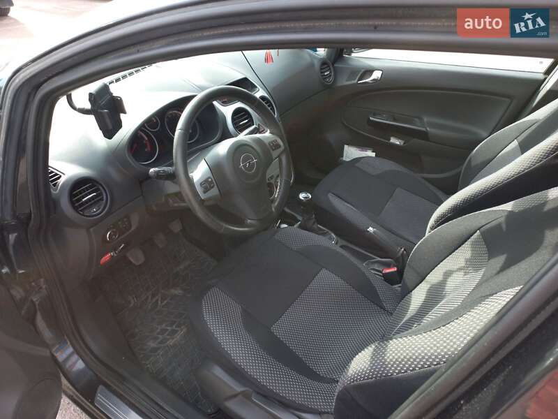 Хэтчбек Opel Corsa 2012 в Львове