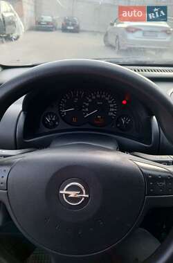 Хэтчбек Opel Corsa 2002 в 
