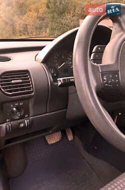 Хэтчбек Opel Corsa 2005 в 