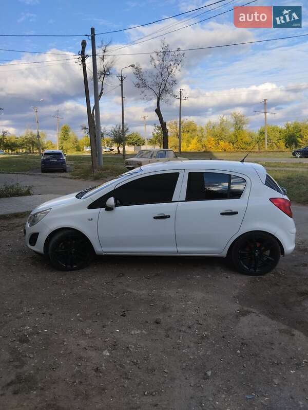 Хэтчбек Opel Corsa 2012 в Кривом Роге