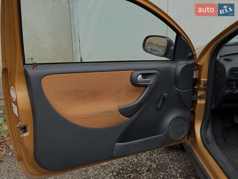 Хэтчбек Opel Corsa 2003 в Дрогобыче