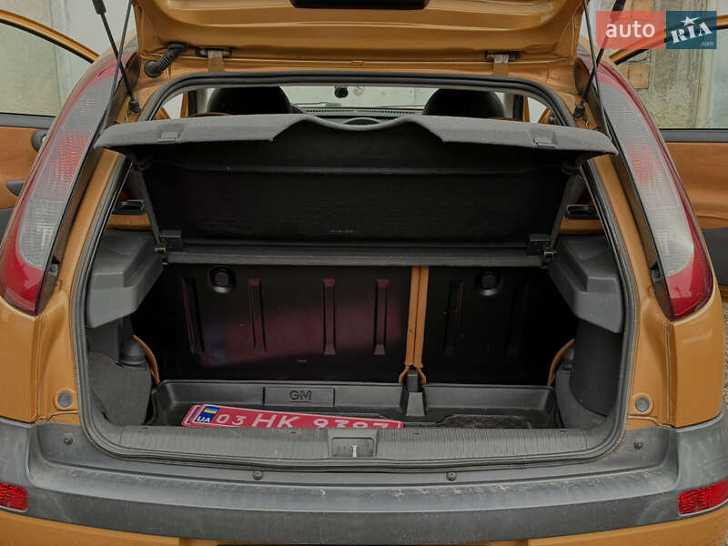 Хэтчбек Opel Corsa 2003 в Дрогобыче