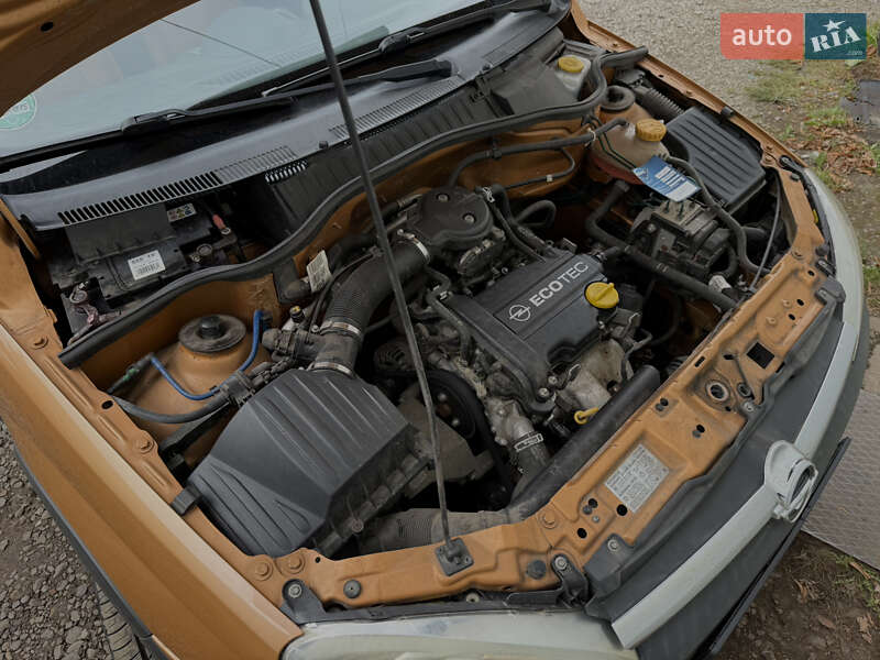 Хэтчбек Opel Corsa 2003 в Дрогобыче