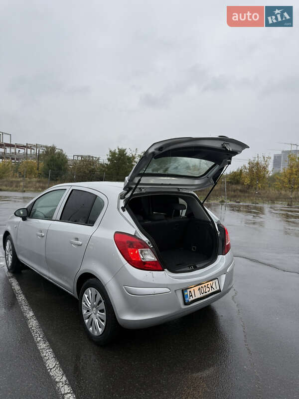 Хэтчбек Opel Corsa 2008 в Киеве