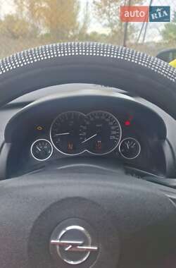 Хэтчбек Opel Corsa 2003 в 