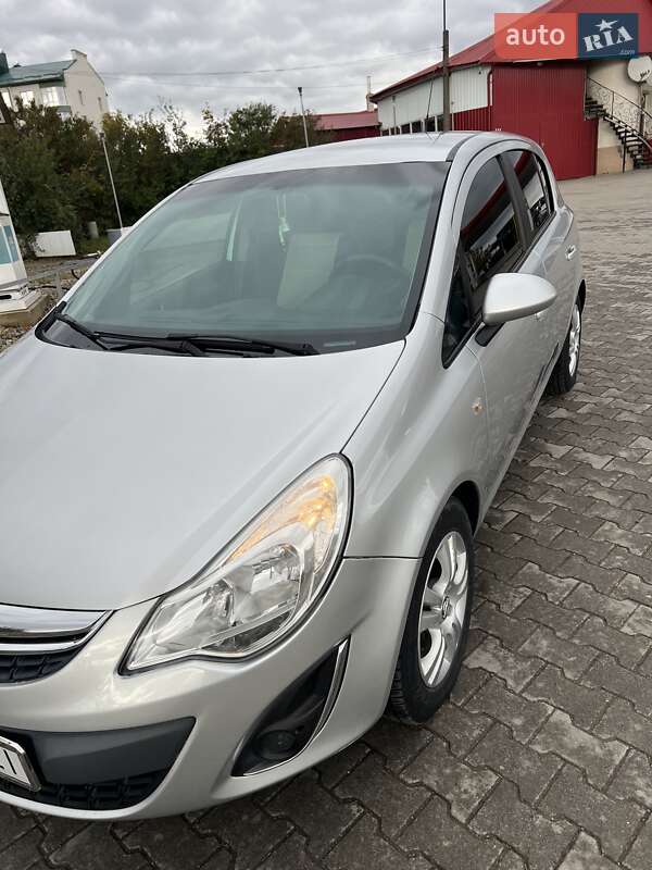 Хетчбек Opel Corsa 2012 в Чернівцях