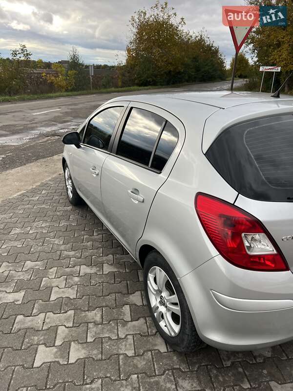 Хетчбек Opel Corsa 2012 в Чернівцях