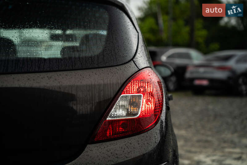 Хетчбек Opel Corsa 2013 в Чернівцях