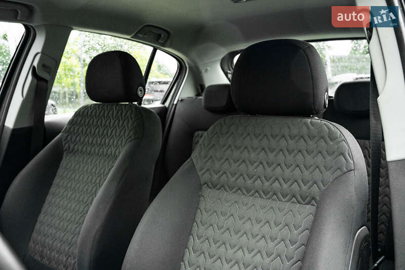 Хетчбек Opel Corsa 2013 в Чернівцях