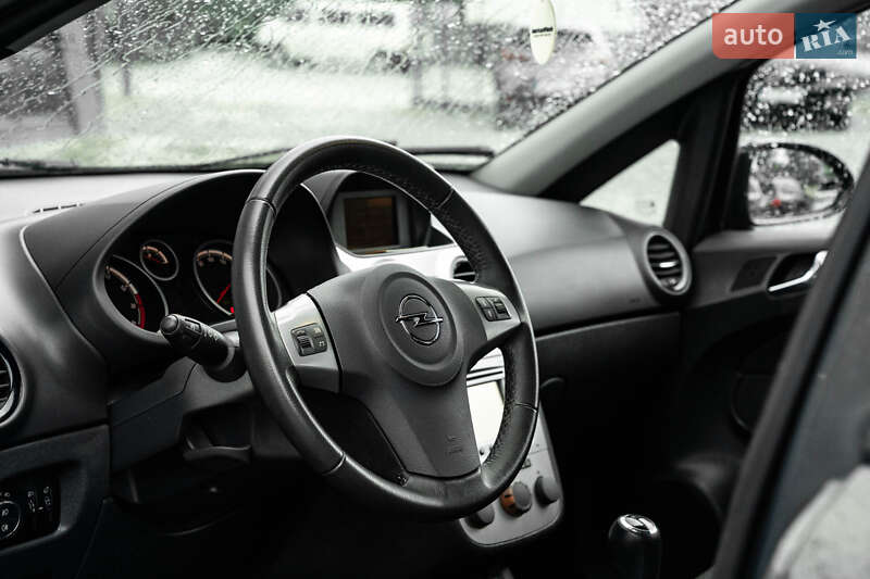 Хетчбек Opel Corsa 2013 в Чернівцях