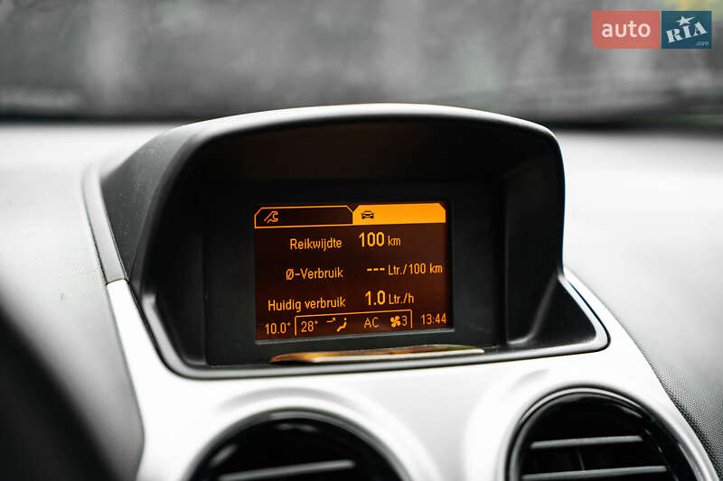 Хетчбек Opel Corsa 2013 в Чернівцях