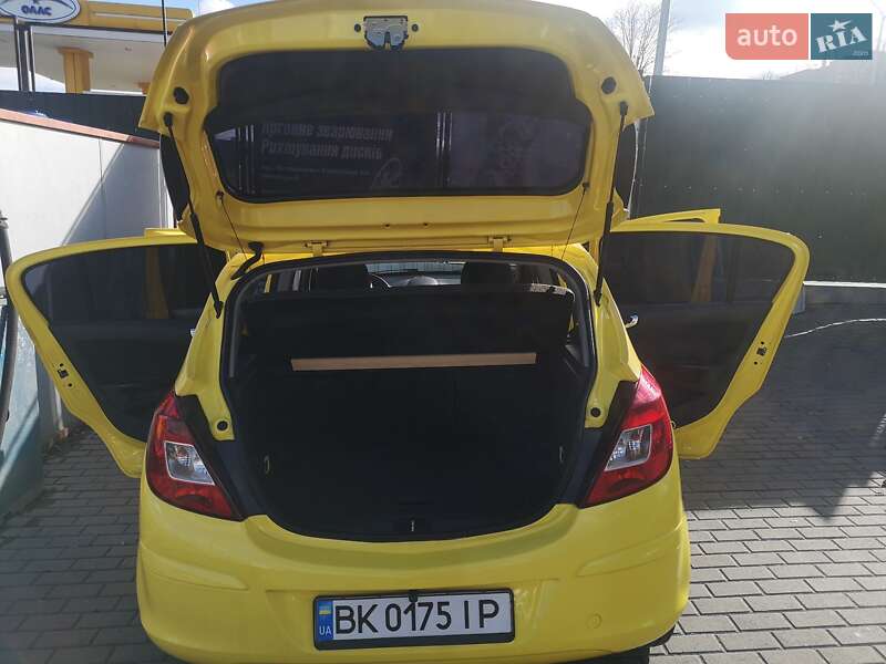Хэтчбек Opel Corsa 2011 в Ровно