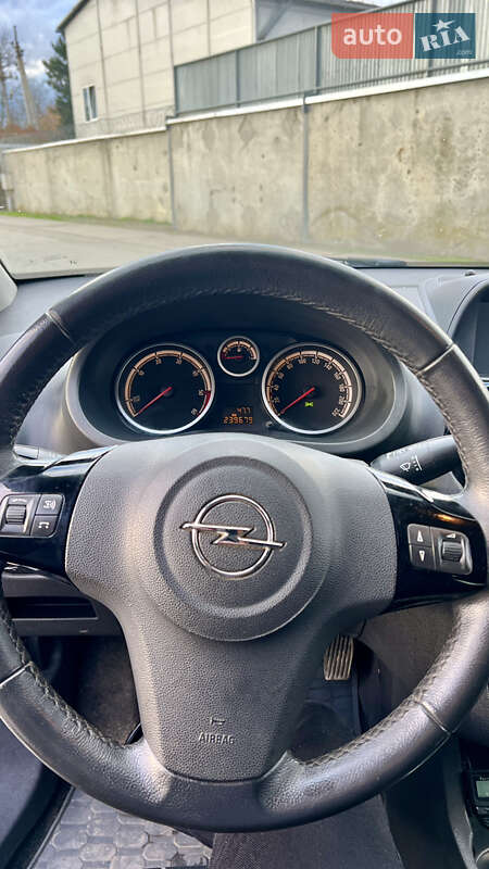 Хетчбек Opel Corsa 2011 в Стрию
