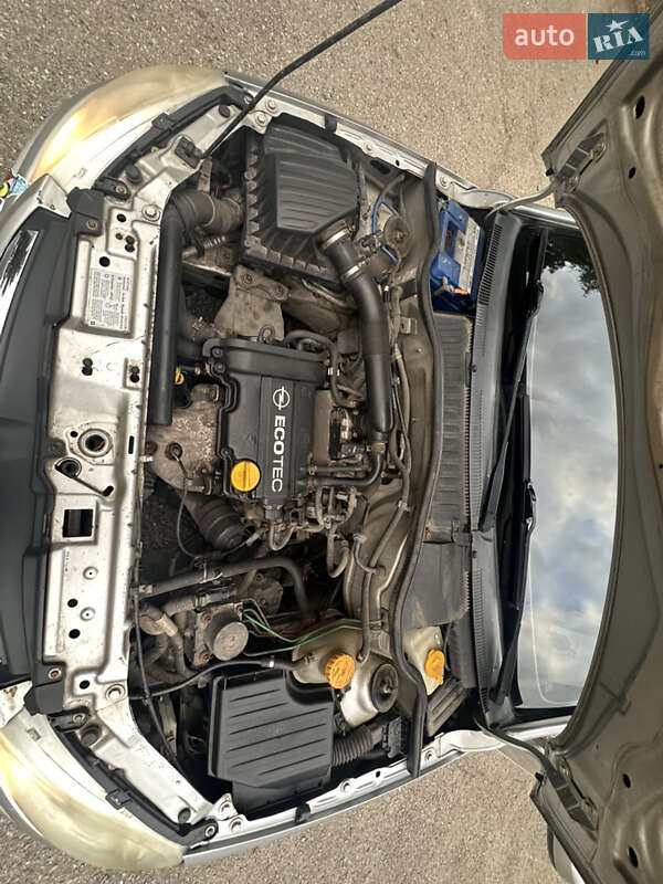 Хэтчбек Opel Corsa 2005 в Ивано-Франковске