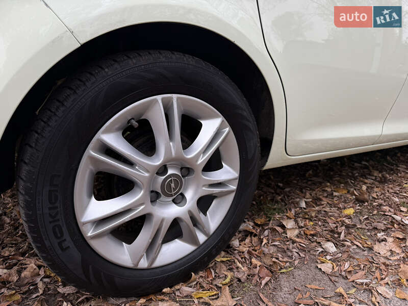 Хетчбек Opel Corsa 2012 в Києві