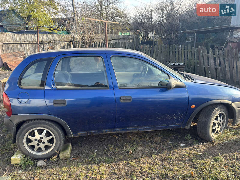 Хетчбек Opel Corsa 1995 в Мені