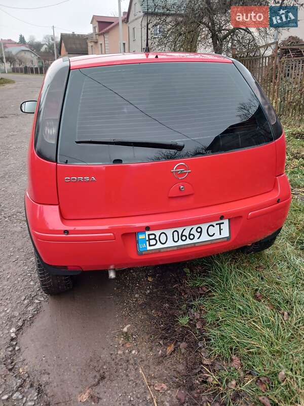 Хэтчбек Opel Corsa 2005 в Монастыриске