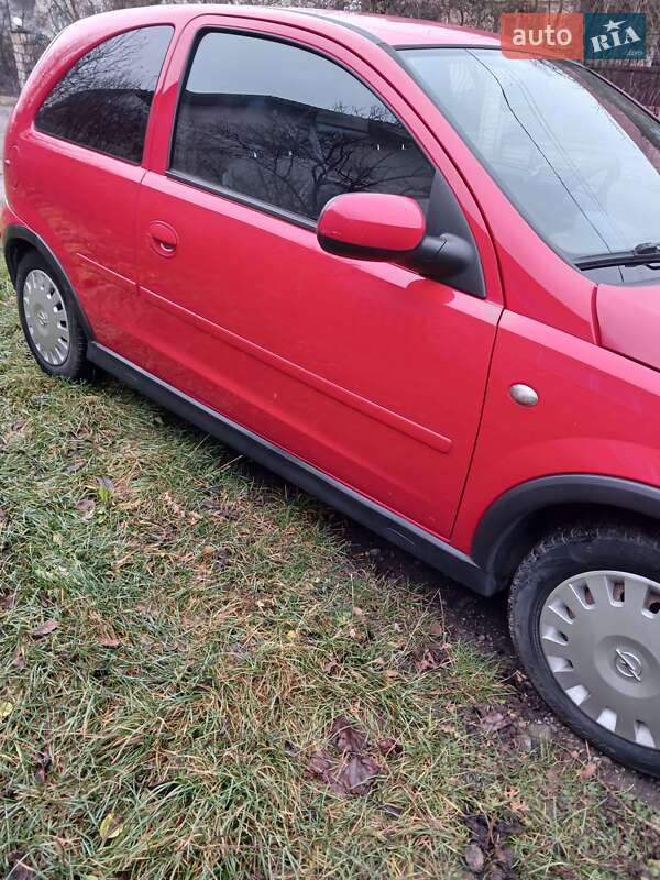 Хэтчбек Opel Corsa 2005 в Монастыриске