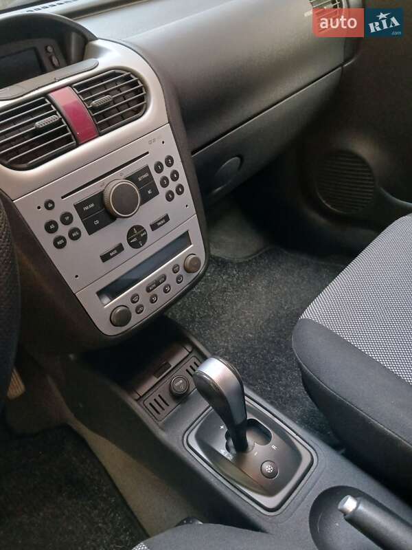Хэтчбек Opel Corsa 2005 в Монастыриске