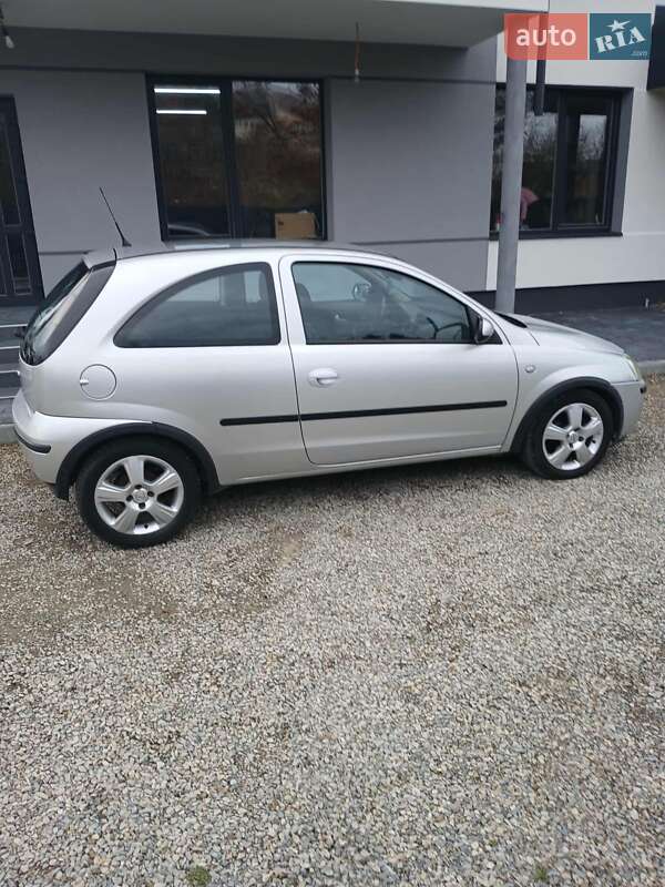 Хэтчбек Opel Corsa 2004 в Богородчанах