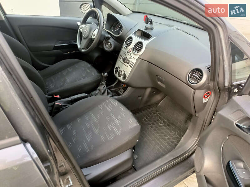 Хэтчбек Opel Corsa 2011 в Городке