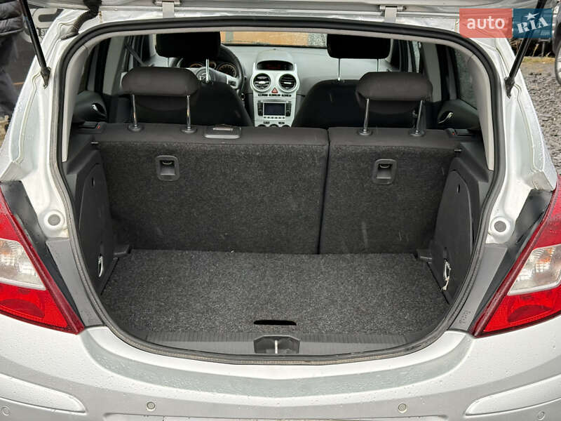 Хэтчбек Opel Corsa 2011 в Стрые