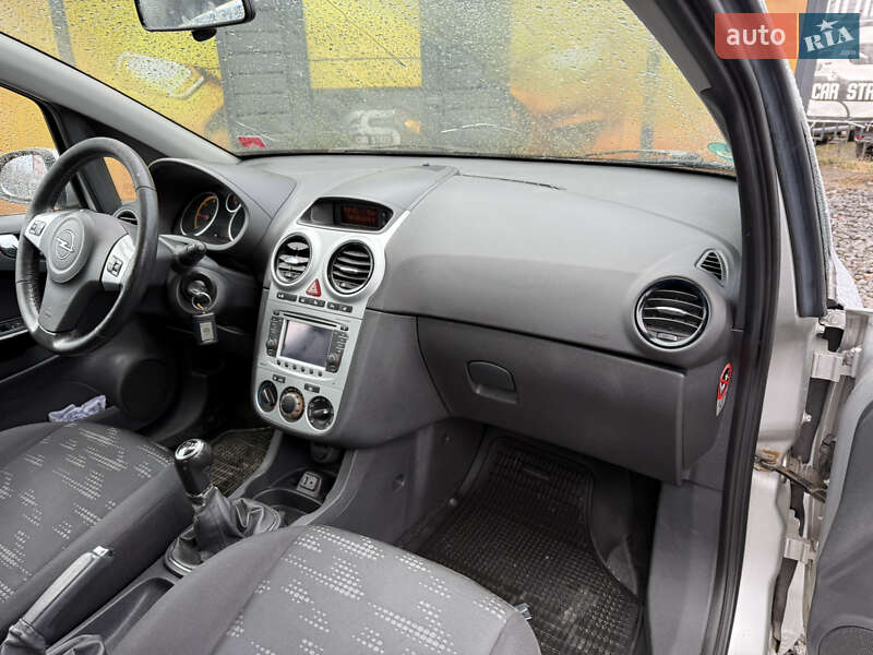 Хэтчбек Opel Corsa 2011 в Стрые