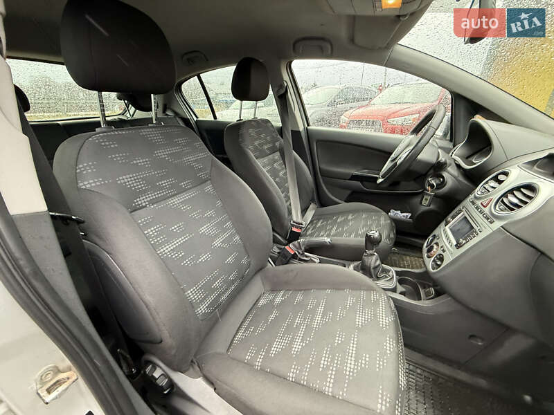 Хэтчбек Opel Corsa 2011 в Стрые