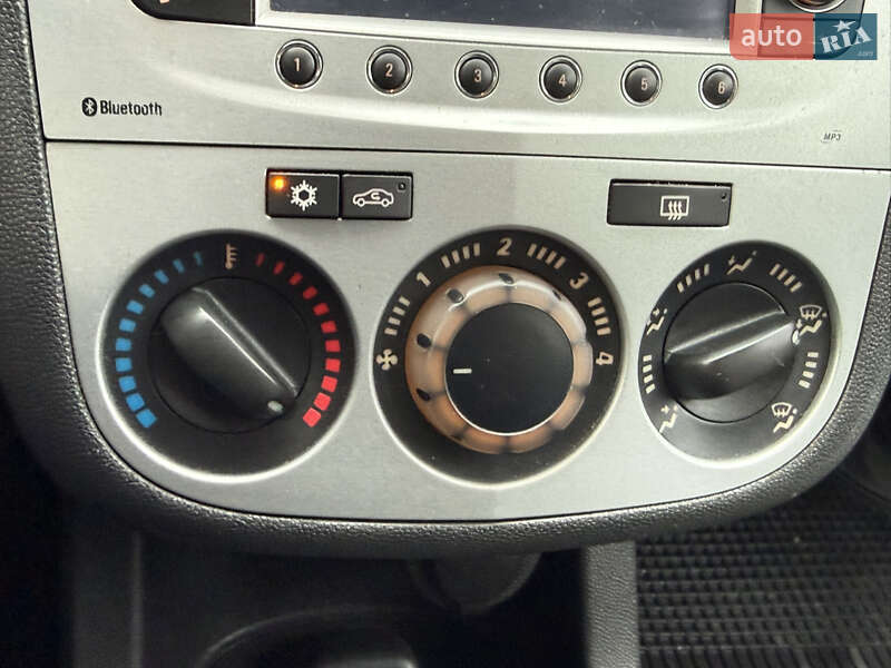 Хэтчбек Opel Corsa 2011 в Стрые