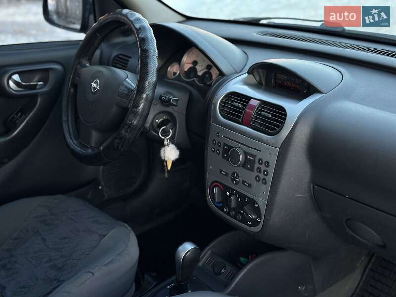 Хэтчбек Opel Corsa 2006 в Надворной