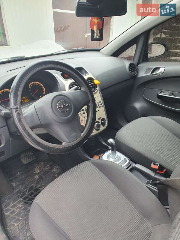 Хэтчбек Opel Corsa 2010 в Шумске