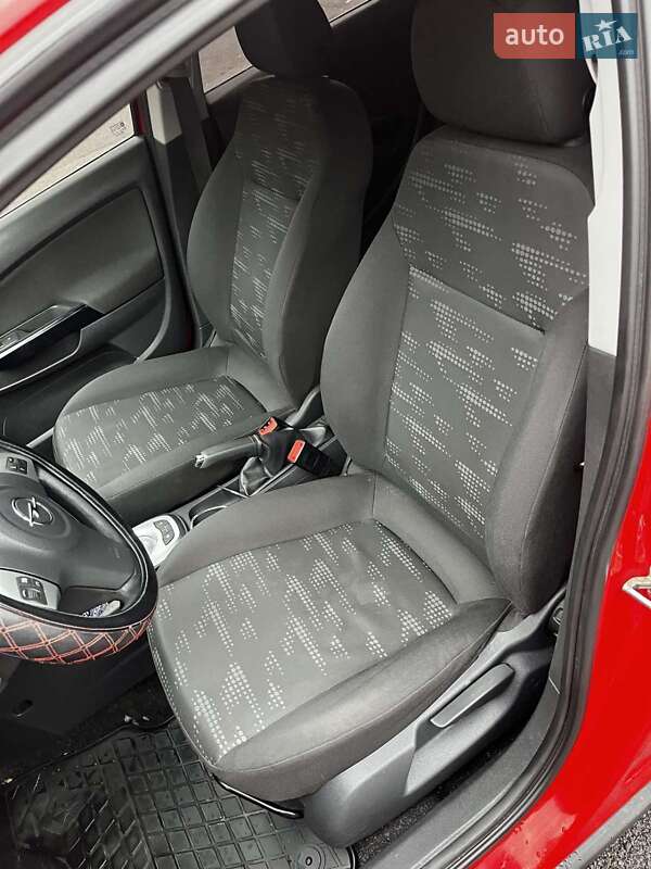 Хетчбек Opel Corsa 2012 в Дніпрі