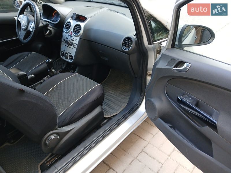 Хэтчбек Opel Corsa 2011 в Львове